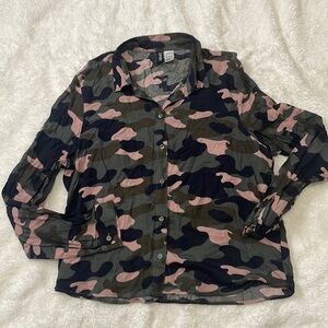 Divided‎ H&M Pink Camo Button Shirt